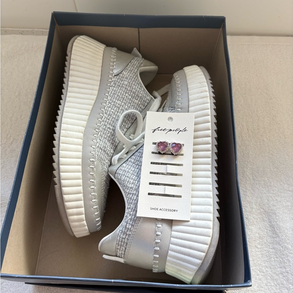 Universal Thread Lifestyle Sneakers Gray/Silver Free People shoe charm, W 9.5 - Picture 12 of 13